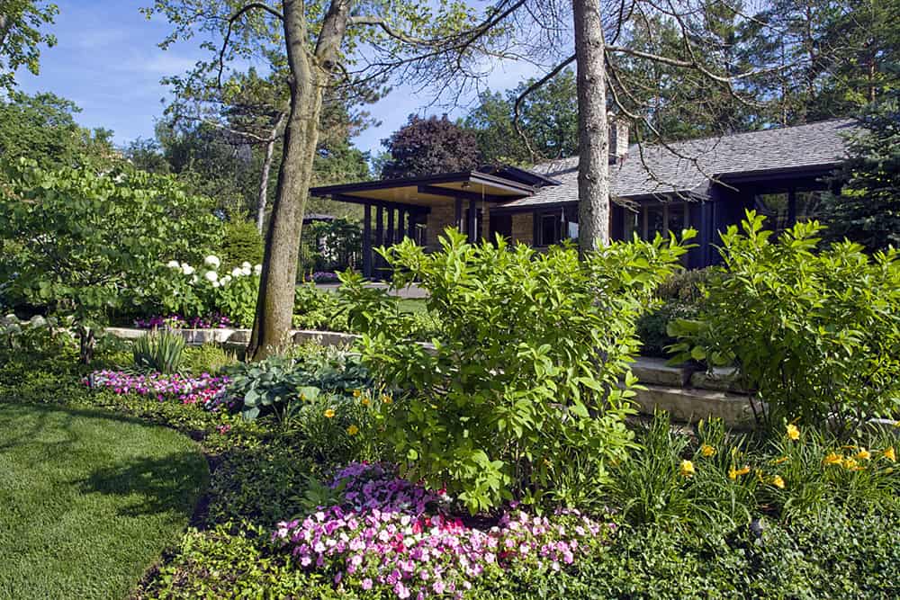 Van Zelst Inc, Northbrook residence Colorful shade-friendly annuals and perennials, as well as mid-height shrubs, wake up the shady garden and significantly improve the home's first impression.