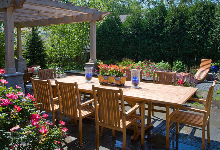 patio-with-arbovitae-hedge