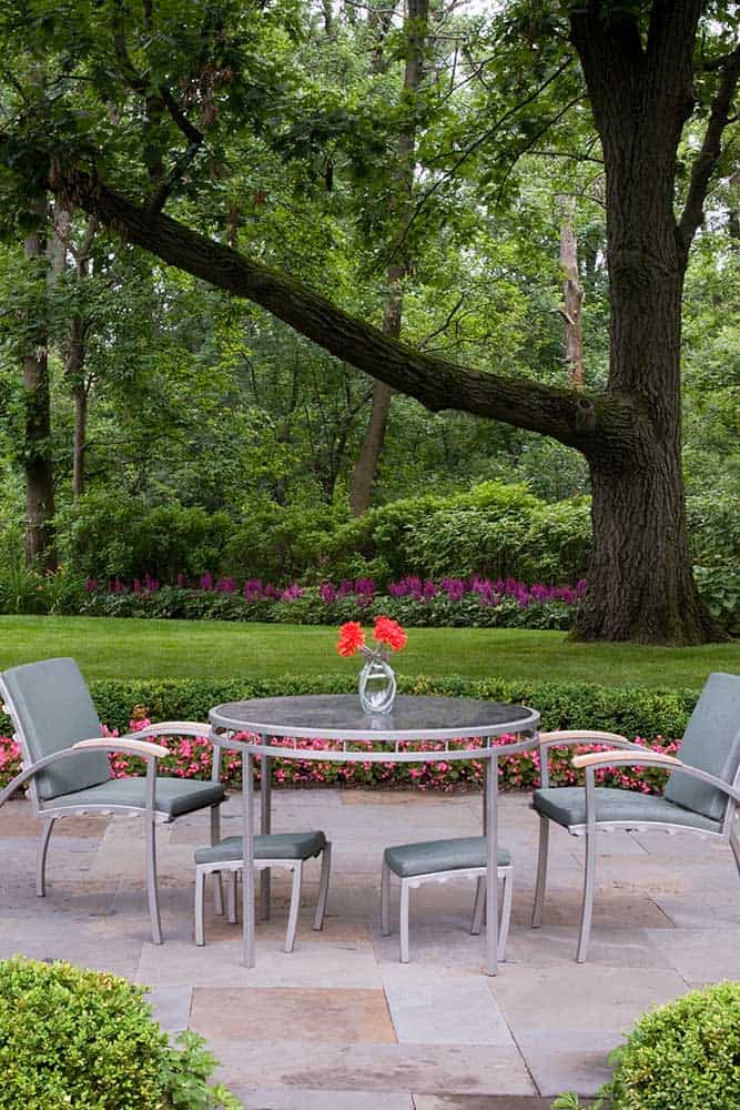 secluded-patio-lined-with-boxwood secluded-patio-lined-with-boxwood